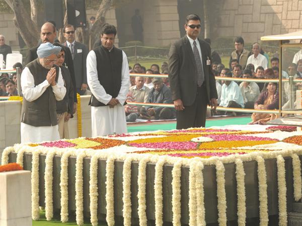 प्रधानमंत्री मनमोहन सिंह ने राष्टरपिता महात्मा गांधी को श्रृद्धांजलि अर्पित की