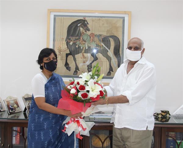 पंजाब की प्रथम महिला मुख्य सचिव विनी महाजन ने राज्यपाल वीपी सिंह बदनौर से मुलाकात की