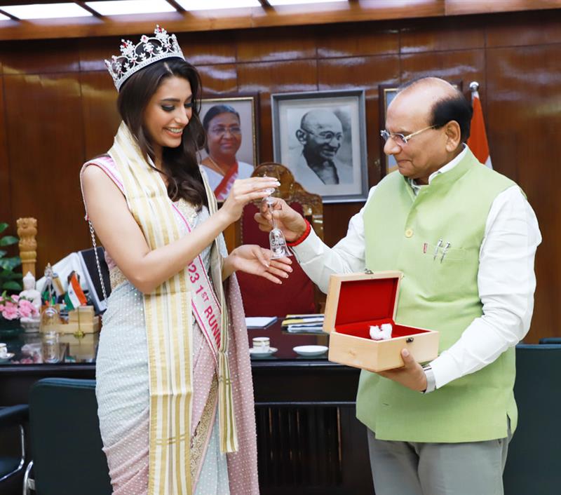 Miss India 2023-1st Runner-Up Shreya Poonja meets L-G Delhi