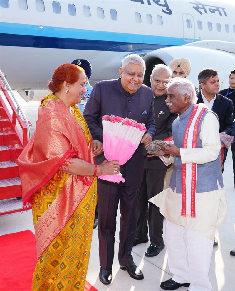 उपराष्ट्रपति  जगदीप धनखड़  तथा श्रीमती सुदेश धनखड़ का राज्यपाल बंडारू दत्तात्रेय ने स्वागत एवं अभिनन्दन किया