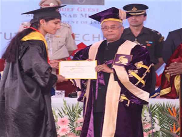 The President, Shri Pranab Mukherjee presenting the degree to a student, at the 10th Convocation of National Institute of Technology, Kurukshetra, Haryana