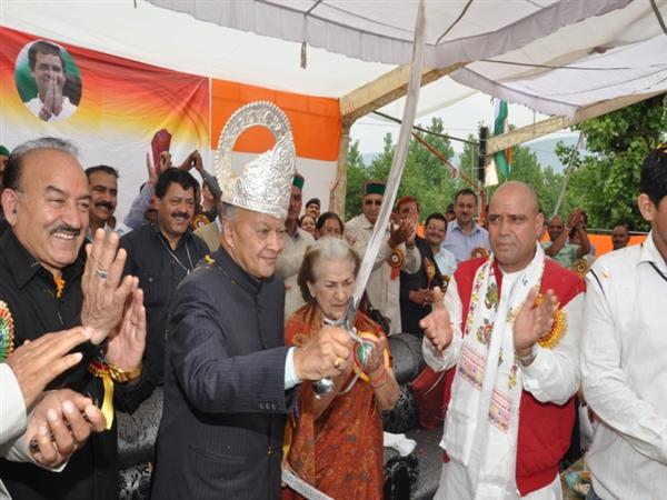 Chief Minister, Shri Virbhadra Singh being felicitated  by presenting Sword and Crown at Balh in District Mandi today.