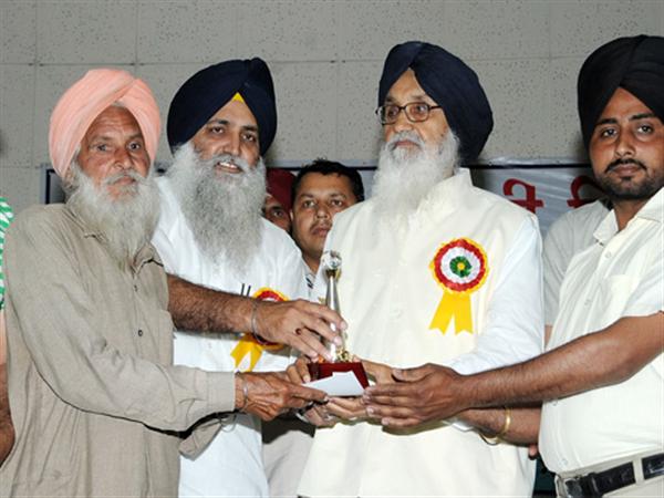 मुख्यमंत्री प्रकाश सिंह बादल, मुख्य संसदीय सचिव जल आपूर्ति एवं स्वच्छता समिति द्वारा किसान भवन चंडीगढ़ में आयोजित कार्यक्रम में पुरस्कार और स्मृति चिन्ह प्रदान करते हुए 