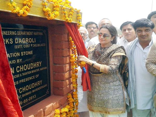 Haryana Public Health Minister, Mrs. Kiran Choudhry laying the foundation stone of water works at village Dagroli in district Bhiwani