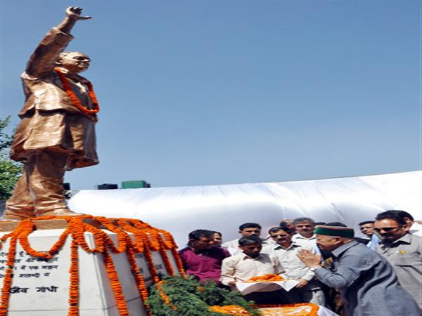 Himachal Chief Minister  Shri Virbhadra Singh paying  tributes to former PM Shri Rajiv Gandhi at Sadhbhawana Chowk at Shimla