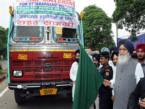राहत सामग्री ले जा रहे ट्रक हरि झंडी दिखाकर रवाना करते मुख्‍ययमंत्री प्रकाश ‌सिंह बादल