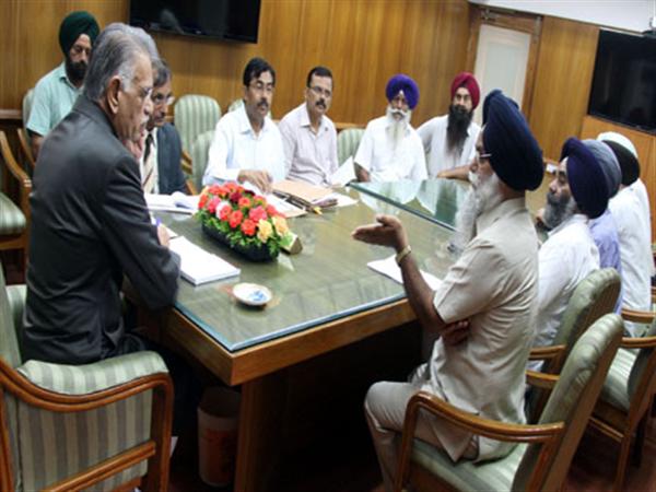 चंडीगढ़ गुरुद्वारा प्रबंधक संगठन के नायब सिंह एक नौ सदस्यीय प्रतिनिधिमंडल के साथ पंजाब के राज्यपाल और प्रशासक शिवराज पाटील से मुलाकात की
