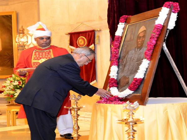 राष्ट्रपति प्रणव मुखर्जी ने नई दिल्ली में पूर्व राष्ट्रपति स्वर्गीय डॉ. राजेंद्र प्रसाद की 129 वीं जयंती के अवसर पर श्रद्धा सुमन अर्पित किये