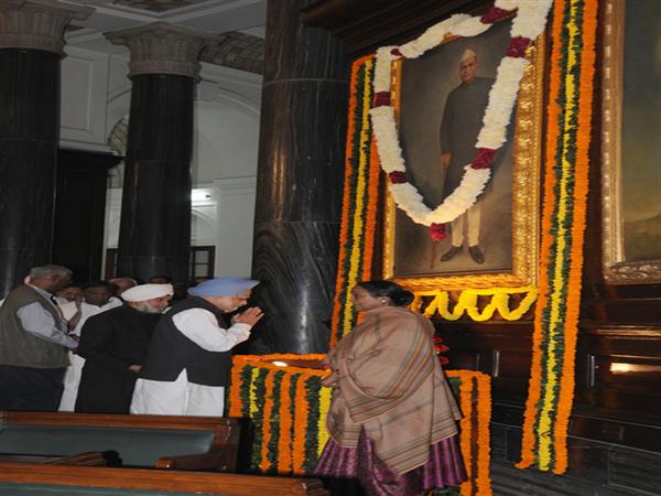 PM Dr. Manmohan Singh paying homage to the former President Late Dr. Rajendra Prasad on the occasion of his 129th birth anniversary