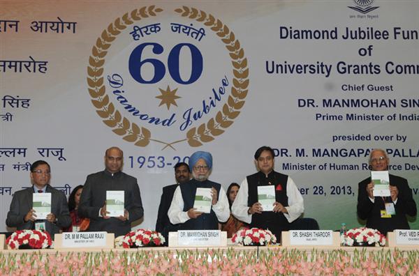 प्रधानमंत्री डॉ. मनमोहन सिंह नई दिल्ली में विश्वविद्यालय अनुदान आयोग की हीरक जयंती समारोह के अवसर पर सिक्सटी इयर्स आफ यूनिवर्सिटी ग्रांट्स कमीशन नामक पुस्तक का विमोचन करते हुए। 