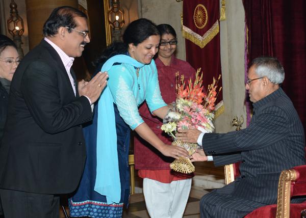 राष्ट्रपति श्री प्रणब मुखर्जी नई दिल्ली में राष्ट्रपति भवन में लोगों की शुभकामनाएं स्वीकार करते हुए।