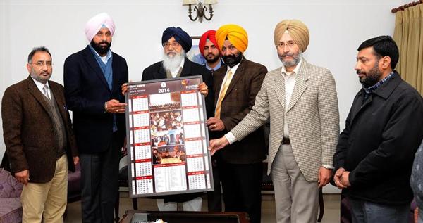 मुख्यमंत्री प्रकाश सिंह बादल 2014 का कैलेंडर जारी करते हुए साथ में विक्रम सिंह मजीठिया