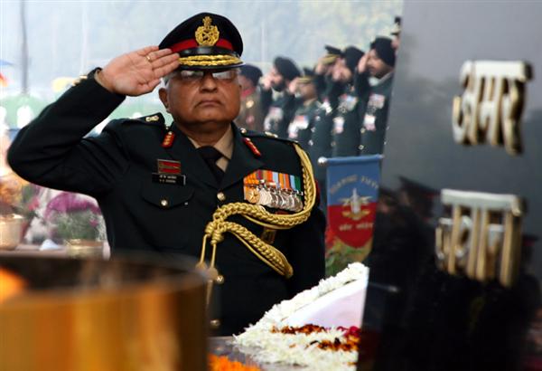 Director General Army Air Defence, Lt. Gen. V.K. Saxena paying homage at Amar Jawan Jyoti on the occasion on 21st Army Air Defence Day, in New Delhi