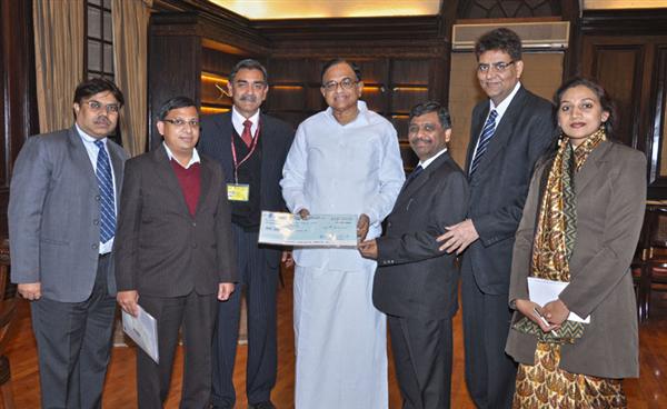 The members of the Indian Revenue Service (IRS) Association presenting a cheque of Rs. 34,60,458/- to the Union Finance Minister, Shri P. Chidambaram for the Uttarakhand Chief Minister’s Relief Fund, in New Delhi
