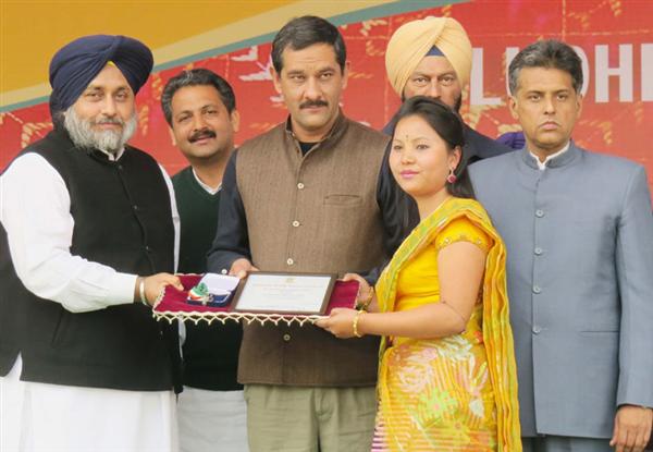 The Minister of State for Youth Affairs & Sports Shri Jitendra Singh presenting the National Youth Award to one of the awardees, at the inaugural function of the 18th National Youth Festival, at Ludhiana, Punjab 