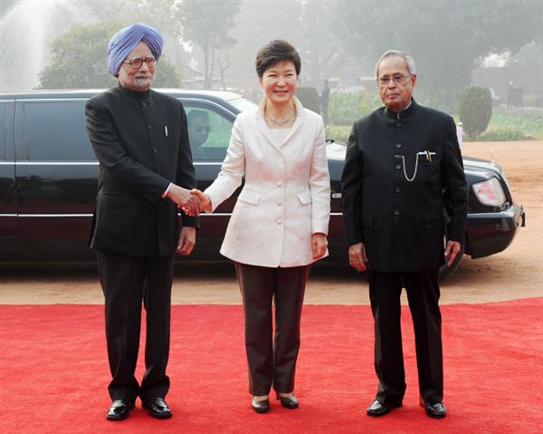 The President, Shri Pranab Mukherjee and the Prime Minister, Dr. Manmohan Singh with the President of the Republic of Korea, Ms. Park Geun-hye, at her Ceremonial Reception, at Rashtrapati Bhavan, in New Delhi.