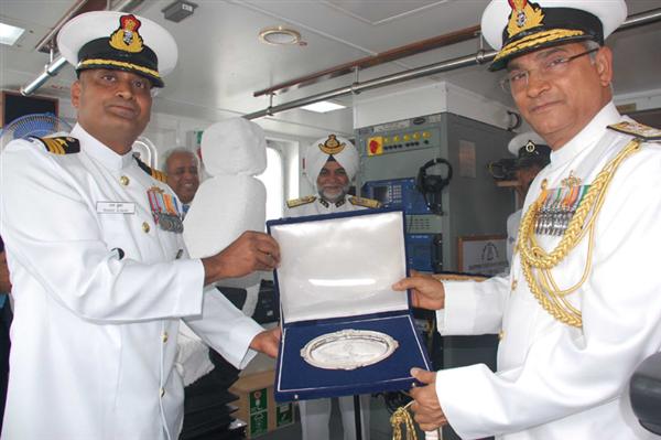 The DG, Coast Guard, Vice Admiral Anurag G. Thapliyal receiving a memento from the Commandant Raman Kumar, on the occasion of commissioning of the Indian Coast Guard Ship &#39;Abhinav&#39;, at Kochi