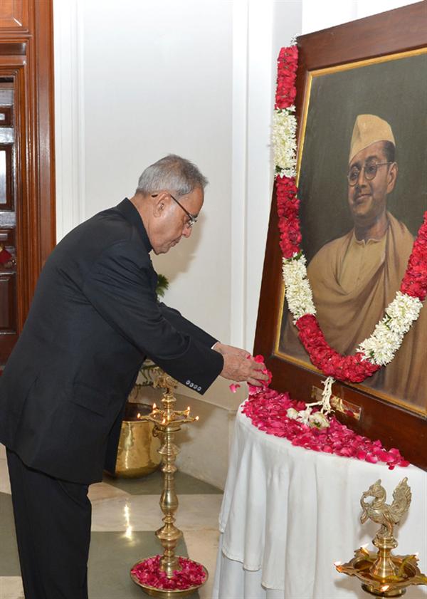 The President, Shri Pranab Mukherjee paying floral tributes at the portrait of Netaji Subhash Chandra Bose on his birth anniversary, at Rashtrapati Bhavan, in New Delhi