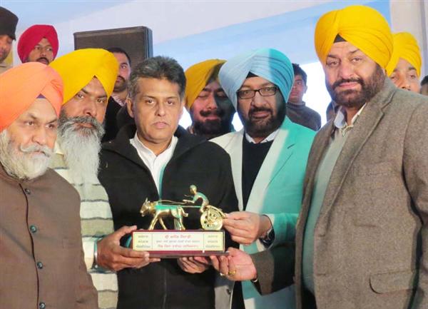 The Minister of State Independent Charge for Information & Broadcasting, Manish Tewari being presented a memento by the officials of Grewal Sports Association, during the Kila Raipur Rural Sports festival, in District Ludhiana.