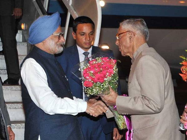 प्रधानमंत्री डॉ. मनमोहन सिंह को कोलकाता में नेताजी सुभाष चंद्र बोस अंतर्राष्ट्रीय (एनएससीबीआई) हवाई अड्डे पर पहुंचे। पश्चिम बंगाल के राज्यपाल एम.के. नारायणन उनकी अगुवाई करते हुए।