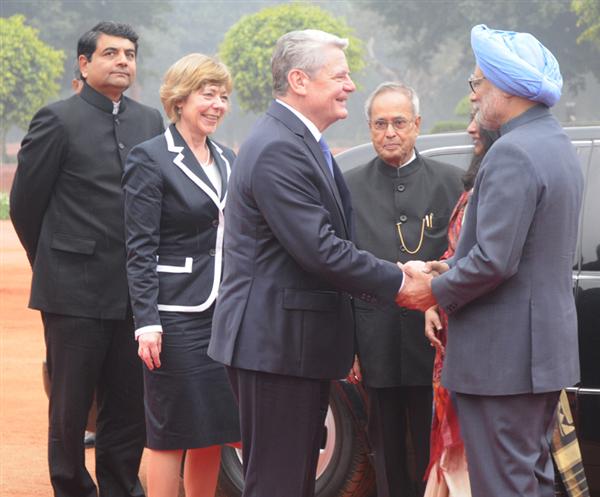 The President  Pranab Mukherjee and the Prime Minister  Dr. Manmohan Singh with President of the Federal Republic of Germany Joachim Gauck and Mrs. Daniela Schadt, at the Ceremonial Reception, at Rashtrapati Bhavan, in New Delhi
