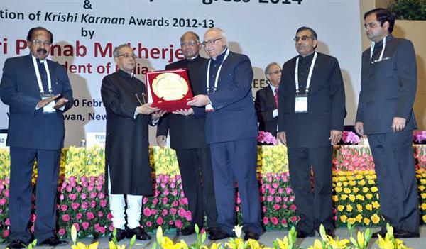 Haryana Agriculture Minister Paramvir Singh receiving the Commendation Award to Haryana for Sustained High Productivity in Rice & Wheat for the year 2012-13 from the President of India, Mr Pranab Mukherjee.
