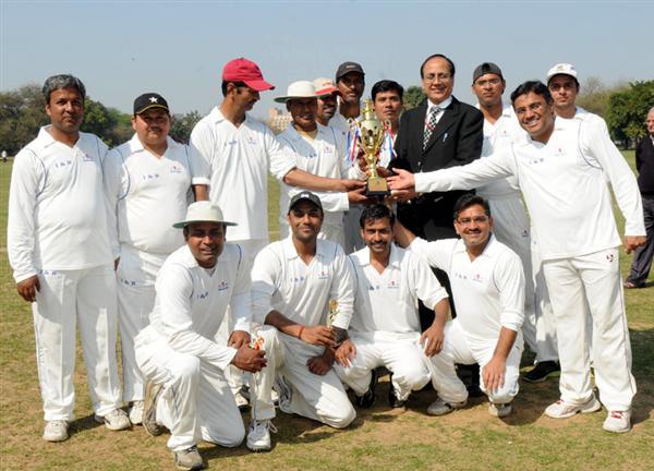 The Additional Secretary, Ministry of Information & Broadcasting, J.S. Mathur with the runner-up team (I&B) of the Inter Media Cricket Tournament 2014, organised by the Ministry of Information & Broadcasting Cricket Club, in New Delhi