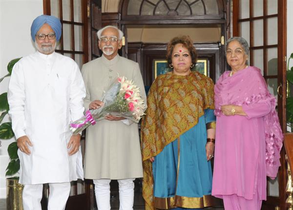 प्रधानमंत्री डॉ. मनमोहन सिंह और श्रीमती गुरशरण कौर नई दिल्ली में उपराष्ट्रपति श्री मोहम्मद हामिद अंसारी और श्रीमती सलमा अंसारी से मुलाकात कर उपराष्ट्रपति के 77वें जन्मदिन पर अपनी शुभकामनाएं देते हुए।