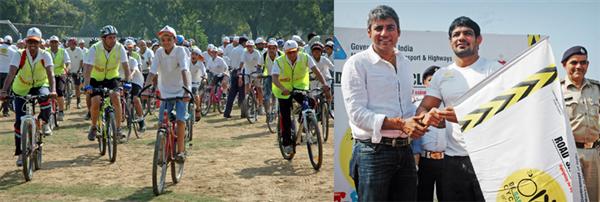 ओलम्पिक पहलवान सुशील कुमार ने नयी दिल्लीं में सड़क परिवहन और राजमार्ग मंत्रालय द्वारा आयोजित पांच किलोमीटर की साइक्लो्थोन को झंडी दिखाकर रवाना किया