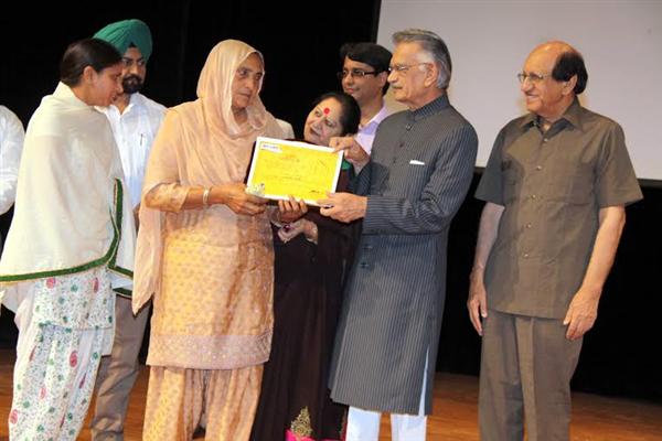 Punjab Governor honouring Lakhvir Kaur  who helped her daughter Kulwinder Kaur in fulfilling her desire to become Judge on Mothers Day at Chandigarh