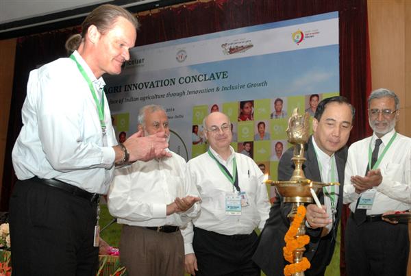 इक्रीसेट के महानि‍देशक डॉ. वि‍लि‍यम डी डार नई दिल्ली में एन ए आई पी एग्री इनोवेशन कॉन्लेव-2014 का दीप जलाकर उद्घाटन करते हुए, उनके साथ वि‍श्व बैंक के कंट्री डायरेक्ट र (भारत) ओन्नोल रूल भी हैं