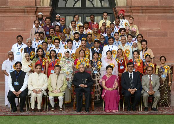 राष्‍ट्रपति श्री प्रणव मुखर्जी राष्‍ट्रीय पुरस्‍कार प्राप्‍त सिद्धहस्‍त शिल्पियों और बुनकरों तथा शिल्‍प-गुरू पुरस्‍कार एवं संत कबीर पुरस्‍कार से सम्‍मानित हस्‍तशिल्‍प कारीगरों और हथकरघा बुनकरों के साथ।