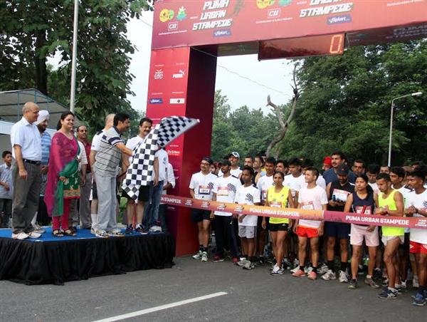 UT Home Secretary, Mr. Anil Kumar flagging off the 4th Chandigarh Marathon at Rock Garden, Chandigarh