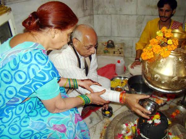 हरियाणा के राज्यपाल महामहिम कप्तान सिंह सोलंकी ने पत्नी रानी सोलंकी के साथ सकेतड़ी शिव मंदिर में टेका माथा