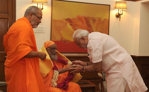 The Founder of Arsha Vidya Gurukulam, Swami Dayananda Saraswati calls on the Prime Minister, Narendra Modi, in New Delhi