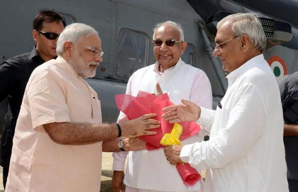 PM Narendra Modi being greeted by Haryana CM Bhupinder Singh Hooda as he arrived at Kaithal, Haryana Governor Prof. Kaptan Singh Solanki is also seen in the picture.