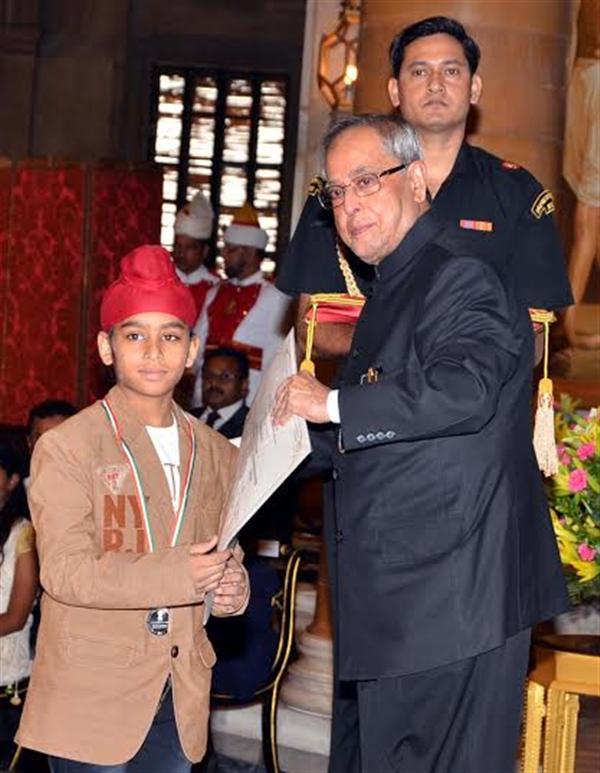 Chandigarh skater Master Gurnoor Singh receives National Child Award for Exceptional Achievements 2014 from Shri Pranab Mukherjee, President of India on the eve of Children Day