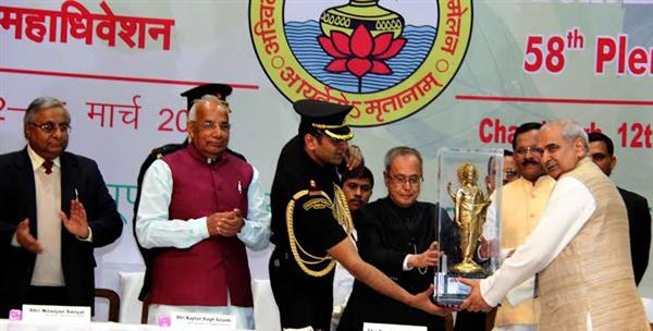 Hon’ble President Pranab Mukherjee being honored at the inauguration of 58th Plenary Session of All India Ayurvedic Congress at Panjab University, Chandigarh