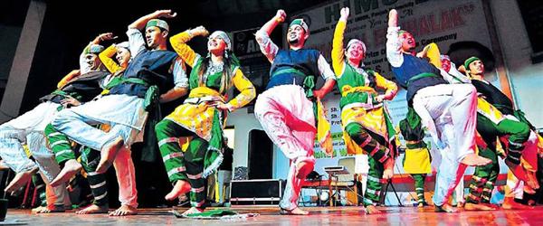 पंजाब यूनिवर्सिटी में आयोजित सांस्कृतिक कार्यक्रम के दौरान हिमाचली नाटी में दिखे प्रदेश की संस्कृति के रंग