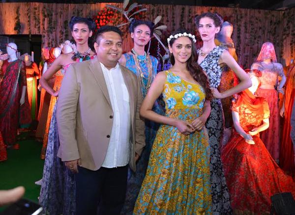 Designer Debarun Mukherjee and Actress Aditi Rao Hydari with the models at Pragati Maidan, New Delhi