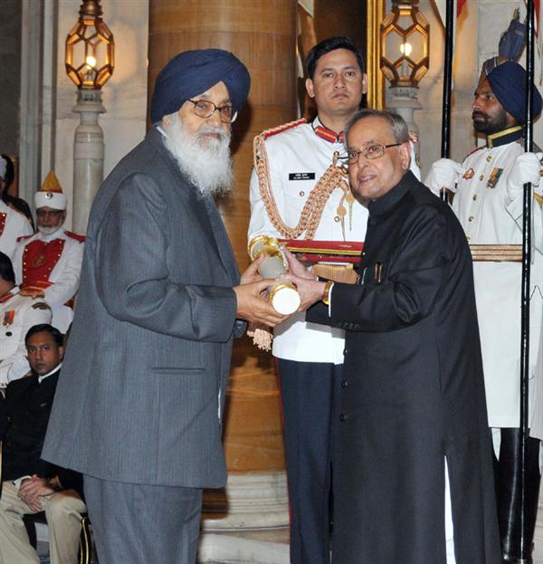 राष्ट्र्पति प्रणब मुखर्जी राष्ट्रपति भवन, नई दिल्लीे में नागरिक अलंकरण समारोह में पंजाब के मुख्यमंत्री प्रकाश सिंह बादल को पद्म विभूषण सम्मान प्रदान करते हुए