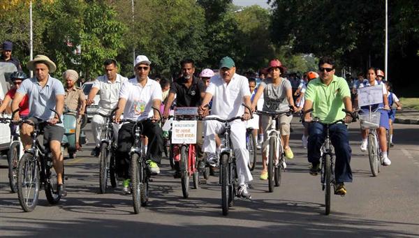 Mr. Vijay Dev, Hon’ble Justice Mr. Surya Kant, Judge, Punjab and High Court alongwith senior officers of Chandigarh Administration participating in the Bicycle Rally on the occasion of World Earth Day-2015 at Open Hand Monument in Chandigarh