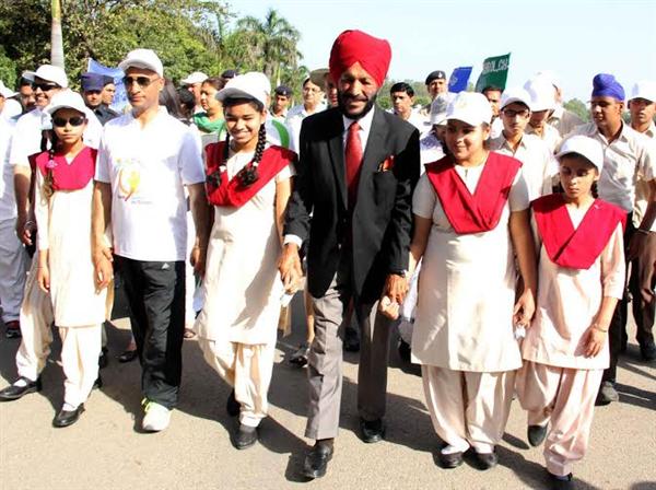 Padma Shri Milkha Singh, Mr. Vijay Dev alongwith senior officers of Chandigarh Administration and children of Blind Institute participating in the walkathon on the occasion of World Earth Day-2015 at Sukhna Lake