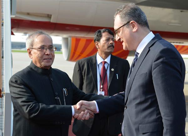 Shri Pranab Mukherjee being received by the Dy. Minister of Foreign Affairs of Russia, Mr. Igor V. Morgulov, on his arrival at the Vnukovo International Airport, Moscow in Russia