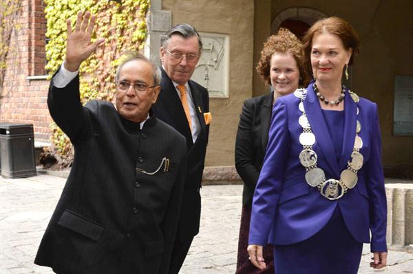 President Pranab Mukherjee with the Mayor of Stockholm Karin Wanngard and the President of the Stockholm City Council Eva Louise Erlandsson Slorach, in Stockholm, Sweden