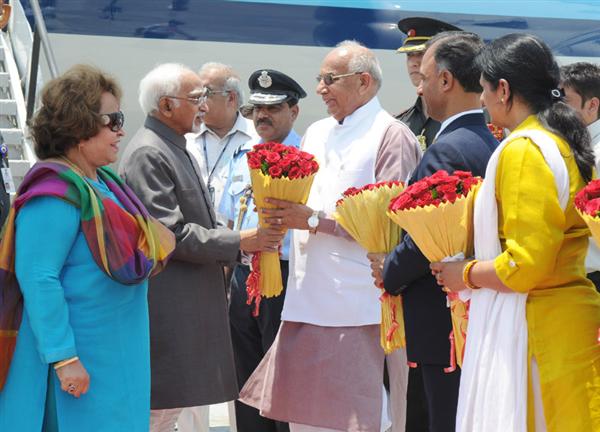 Vice President Mohd. Hamid Ansari and Smt. Salma Ansari being received by the Governor of Punjab and Haryana, Kaptan Singh Solanki, on their arrival at Chandigarh Airport